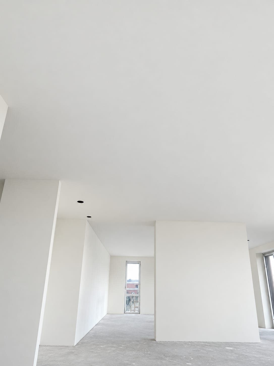 Witte gestucte wanden en plafond in een lichte nieuwbouwwoning